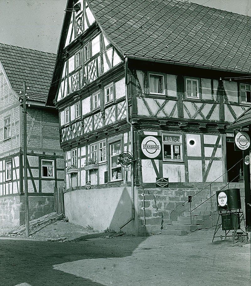 Zu den neuen Online-Ortsfamilienbüchern gehört auch Oberweid in Thüringen. Hier ein Bild des Fachwerkhauses von Georg Fey in Oberweid um 1920