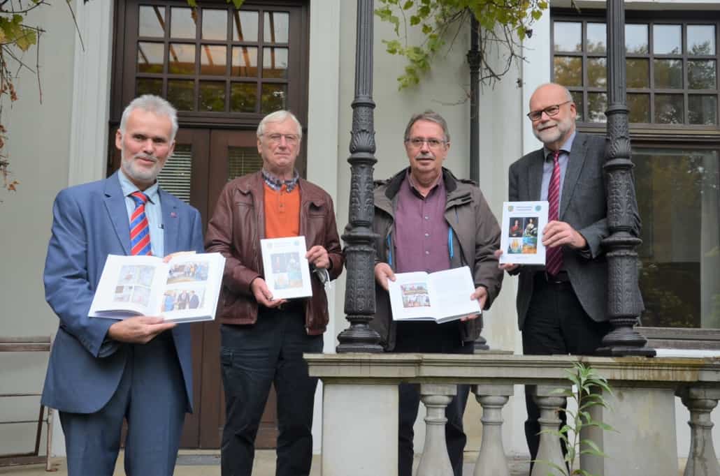 Vorstellung der "Oldenburgischen Familienkunde" 2020. Von links nach rechts: Wolfgang Martens, Vorsitzender der OGF, Gerold Ahlers, Mitglied der OGF und Autor im Jahrbuch, Gerold Diers, Mitglied der OGF und Autor im Jahrbuch, Prof. Dr. Uwe Meiners, Präsident der Oldenburgischen Landschaft, stellen das Jahrbuch 2020 der OGF vor. Foto: Sarah-C. Siebert, Oldenburgische Landschaft