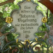 Grabkreuz auf dem Museumsfriedhof in Kramsach/Tirol