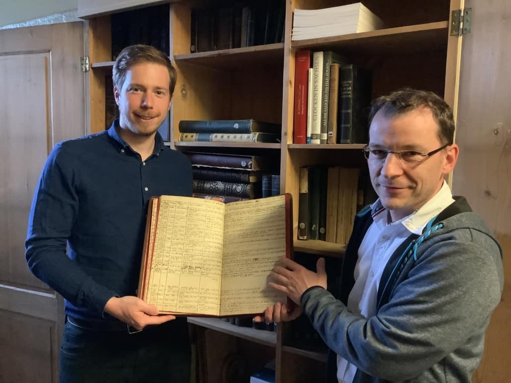Ein altes Großschönauer Kirchenbuch, das Jan Michael Goldberg für seine Doktorarbeit ausgewertet hat 