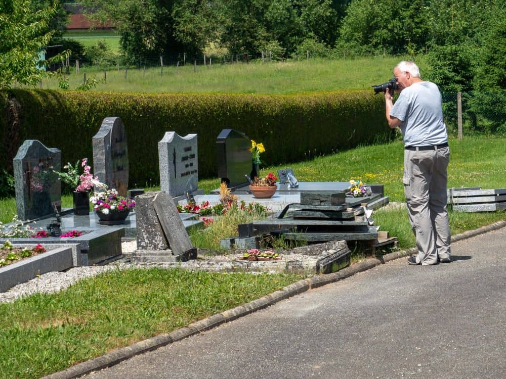 Klaus Martin Bardey beim Fotografieren für das Grabstein-Projekt im Elsass