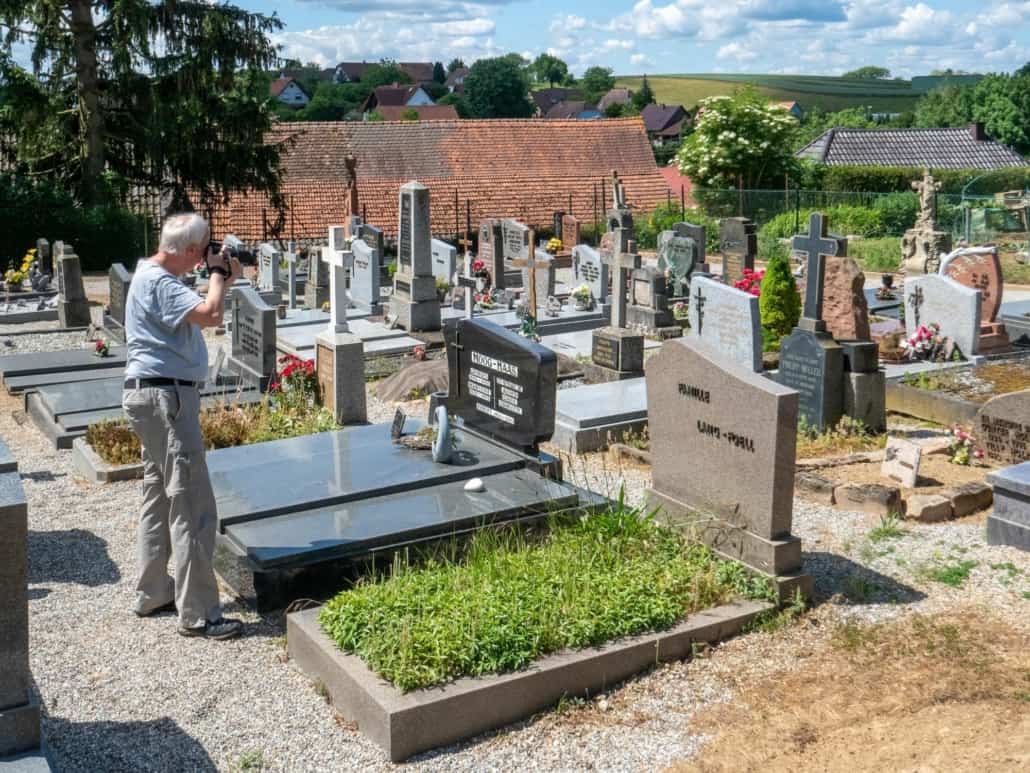 Klaus Martin Bardey beim Fotografieren für das Grabstein-Projekt von CompGen