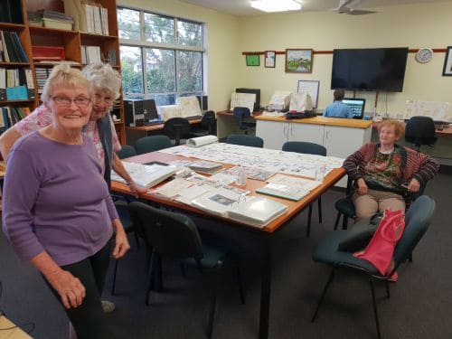 Zu Besuch im Bibliotheksraum der kleinsten Familienforschergruppe in Australien