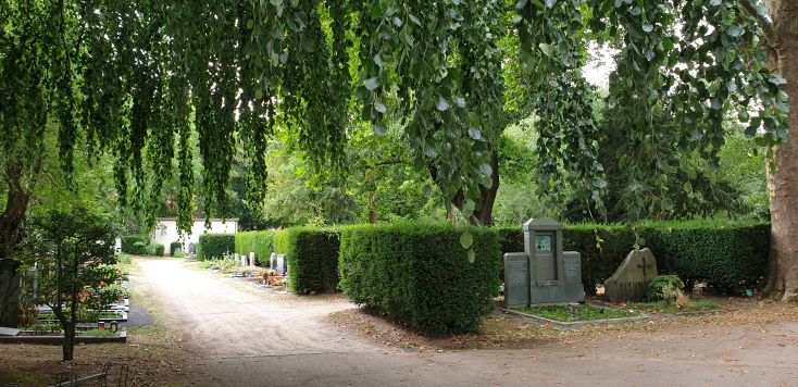 Grabsteine auf dem Kölner Friedhof Holweide