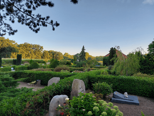 Fotos der Grabsteine auf dem Friedhof in Walsrode-Klein Eilstorf  brachte Thomas Falck als Urlaubs-Souvenir aus der Lüneburger Heide mit