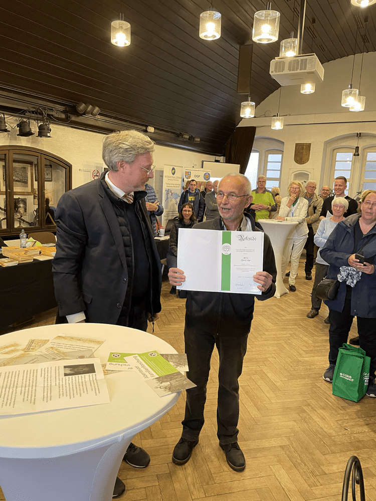 Ehrung von Dierk Feye bei der Genealogiebörse in Wildeshausen