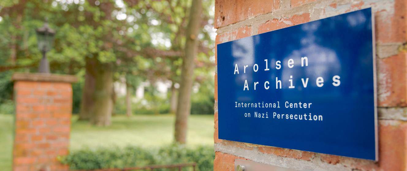 Arolsen Archives Eingangsschild: Foto: Arolsen Archives