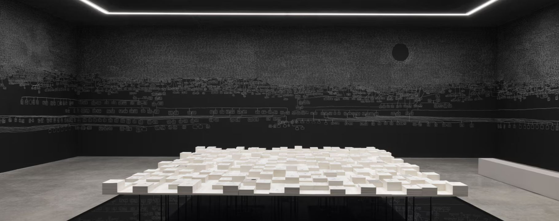 Riesen-Stammbaum von Archie Moore auf der Biennale 2024 in Venedig