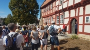 Teilnehmer eines Dorfrundgangs beim Tag des offenen Denkmals in Ditfurt vor dem historischen Rathaus, einem Fachwerkbau von 1534.