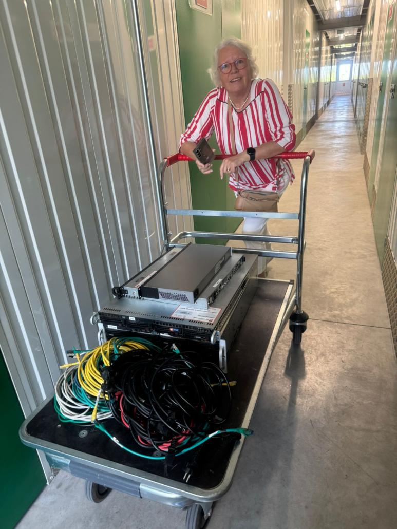 Helga Scabell lagert unsere Server ein
