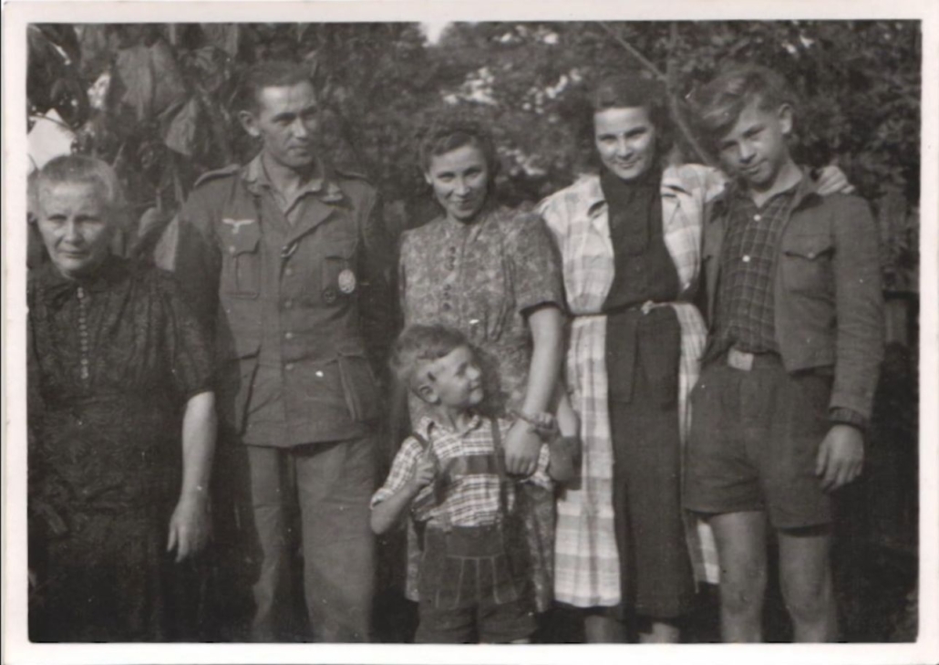 Familie Wolf aus Wemmetsweiler mit Emil Wolf in Uniform, rechts daneben die Urgroßmutter mit Kind, dem Großvater von Emil Mura